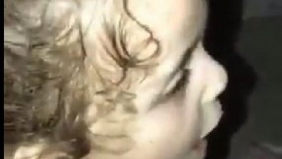 POTRESNE SCENE IZ GAZE: Snimak devojčice koja se moli dok padaju bombe rasplakao je svet (VIDEO)