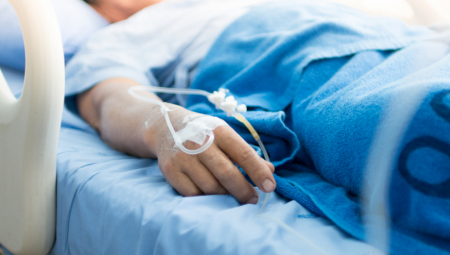 VIC DANA Posle burne momačke večeri mladoženja se budi u bolnici...