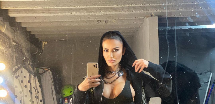 SINDI PROVOCIRA U PETOJ DECENIJI Modelsica se skinula i raspametila maštu muškaraca! (FOTO)