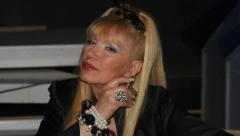 MAJKA NADE TOPČAGIĆ ŽIVELA U KAMP-PRIKOLICI OKRUŽENA SAMO MAČKAMA Komšije zameraju pevačici jednu veliku stvar!