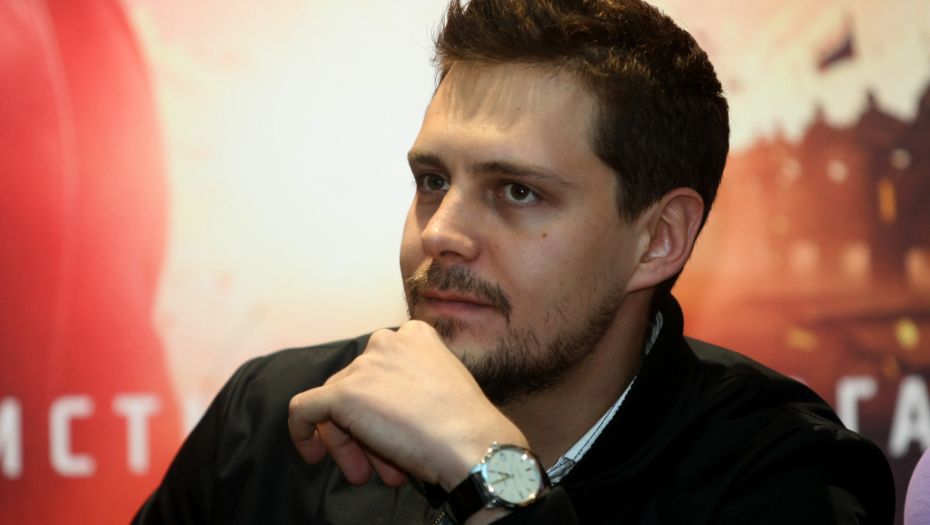 ODLUČIO DA ODE NA DEJT, PA SE KONSULTOVAO S FANOVIMA Miloš Biković urnebesnom fotografijom nasmejao internet!