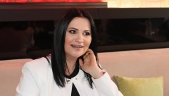 "RODITELJI SU ME NATERALI DA POČNEM DA PEVAM SA 13 GODINA" Jana danas važi za kraljicu bakšiša, a prvi honorar zaradila je kao devojčica u kafani!