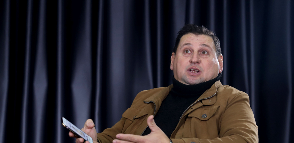 SEDEO I CRVENEO! Taki Marinković čitao tvitove o Maji, evo kako je prokomentarisao njeno ponašanje!