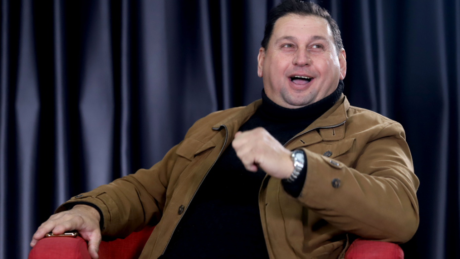 NIJE BEG CICIJA Taki nije štedeo ni dinar, poneo se kao pravi džek, pa Natašu Moskvu oborio s nogu skupocenim automobilom!