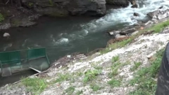 HULIGANI GURNULI KONTEJNER U REKU I BILO IM MALO: U Moravici celo autobusko stajalište, vredno četvrt miliona (VIDEO)