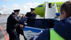 Putnik u avionu "pipao žene i prskao belu supstancu" tokom leta, usledilo je prinudno sletanje