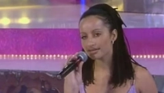 Sa samo 15 godina imala je svoj prvi javni nastup: Da li prepoznajete ovu pevačicu, inače ćerku velike srpske zvezde?! (FOTO)