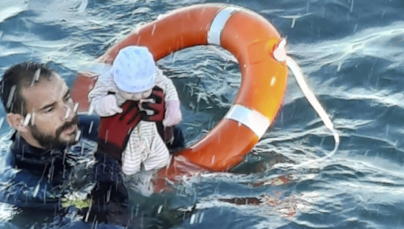 POTRESNE SLIKE OBILAZE SVET U naletu nasilnog prelaska migranata u Španiju iz vode je spašena novorođena beba - "Sekunde su je delile od smrti" (FOTO)