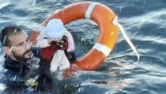 POTRESNE SLIKE OBILAZE SVET U naletu nasilnog prelaska migranata u Španiju iz vode je spašena novorođena beba - "Sekunde su je delile od smrti" (FOTO)