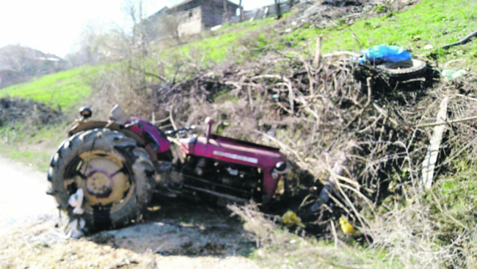 TRAGEDIJA KOD SMEDEREVA Prevrnuo se traktor - vozač preminuo na licu mesta!