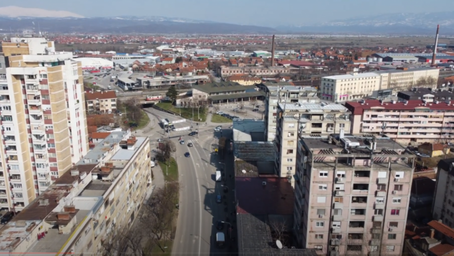 ZABILI SE BMW-OM U BILBORD, AUTOMOBIL HAVARISAN U saobraćajnoj nesreći u Leskovcu povređena trudnica