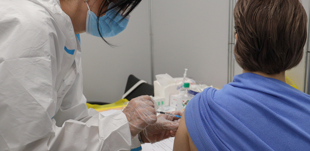 Upozorenje lekara: Ne jedite slatko pre vakcinacije protiv korone