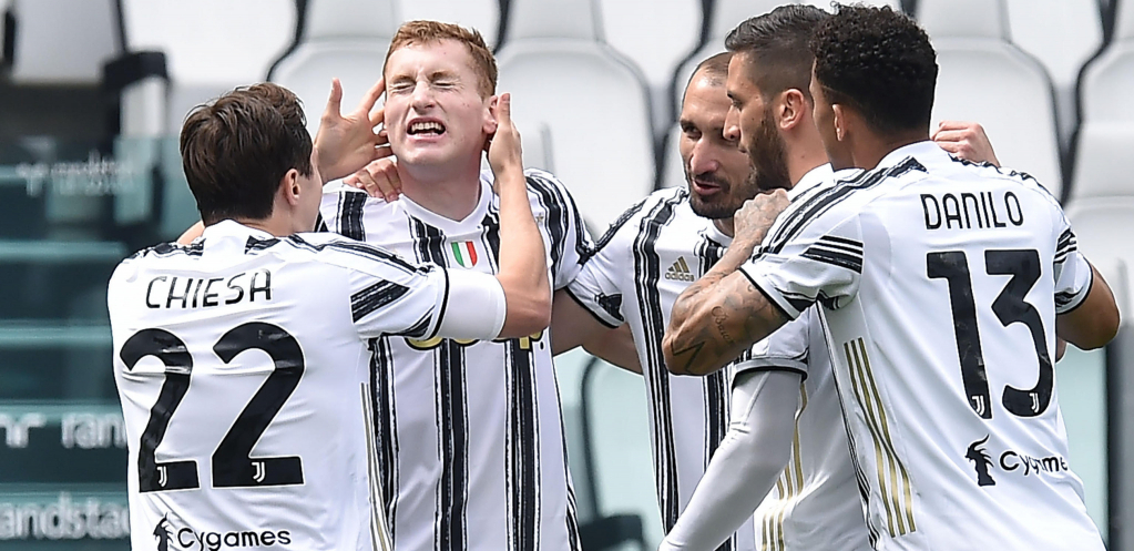 ŠVEĐANI NE MOGU BEZ SRPSKIH NARODNJAKA Ponovo se ori hit Nade Topčagić, evo ko je uz njega podigao pehar (VIDEO)