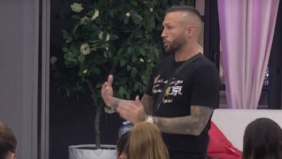 SPAVALI SU ZAJEDNO! Ovu zadrugarku su optužili da bi bila sa Ša samo da napakosti Tari Simov, reperov ego skočio do plafona!