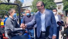 PREDSEDNIK IMA NEOBIČNU ŽELJU Vučić je zatražio malom Strahinji da ga nauči da vozi traktor, a ono što je rekao njegovim roditeljima će vas oduševiti (VIDEO)
