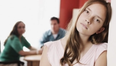 U SRBIJI DEVOJČICE IMAJU PRVI SE*SUALNI ODNOS SA 15 GODINA Psihoterapeuti za to krive nezrelost majki, a posledice mogu biti strašne