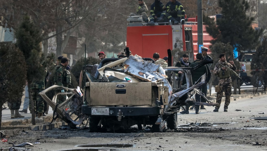 JEZIVO Taliban pleše dok oko njega padaju bombe (VIDEO)
