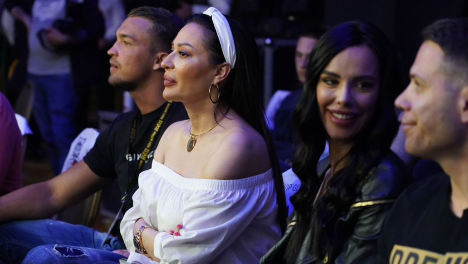 KAKVA PODRŠKA! Ceca se u pratnji dečka pojavila na Veljkovom meču, a svi gledaju samo u jedan detalj! (FOTO)