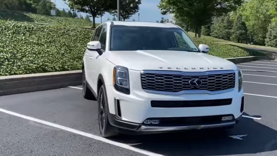 KATASTROFA U AUTOMOBILSKOJ INDUSTRIJI Velika nestašica sirovina preti proizvođačima: Tesla već peti put podiže cene, čak i kasni sa isporukom!