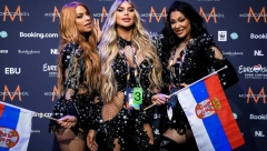 ŽESTOKO SU JOJ UZVRATILI! Ovo je pevačica koja je brutalno uvredila Uraganke pogrdnim komentarima, a tek da vidite kako ona izgleda! (FOTO)