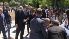 Devojci pozlilo na otkrivanju spomenika u Dimitrovgradu, Vučić sa govornice pritekao u pomoć (FOTO)
