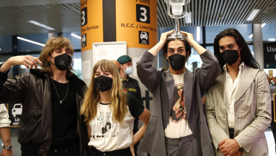 HIT! Isplivao snimak na kom zgodni pobednik Evrovizije meša kukovima uz čuveni hit Uraganki! (VIDEO)