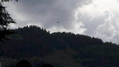 HOROR NA ALPIMA! Pukla sajla žičare, survali se u provaliju, veliki broj ljudi poginulo na mestu! Spasioci traže preživele!