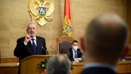 PROPAO PLAN KRIVOKAPIĆA I APOSTOLA Sve je počelo njegovim dolaskom taksijem u Vladu