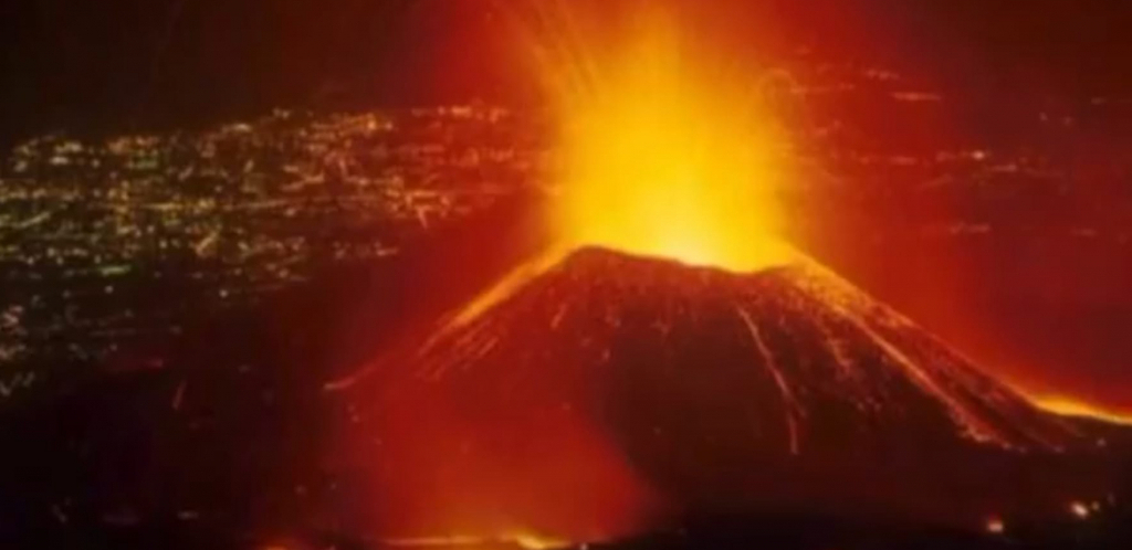 ERUPCIJA VULKANA U KONGU: Dok lava kulja na sve strane ljudi su primorani da sve ostave i beže preko granice! (FOTO)