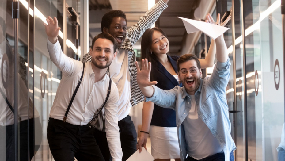 ULEPŠAJTE ŽIVOT "LUDIM" CITATIMA  "Iza uspešnog muškarca stoji žena, koja prevrće očima"