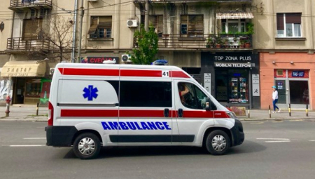 KOLIMA OBORIO PEŠAKA NA ČUKARICI Hitna pomoć nesrećnog čoveka hitno prevezla na VMA (FOTO)