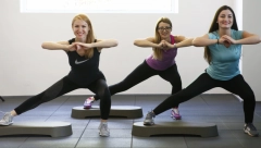 SAMI ILI U DRUŠTVU Leto je iza ugla a vežbanje se sve češće nameće kao neophodnost, ali da li se odlučiti na grupni ili individualni trening