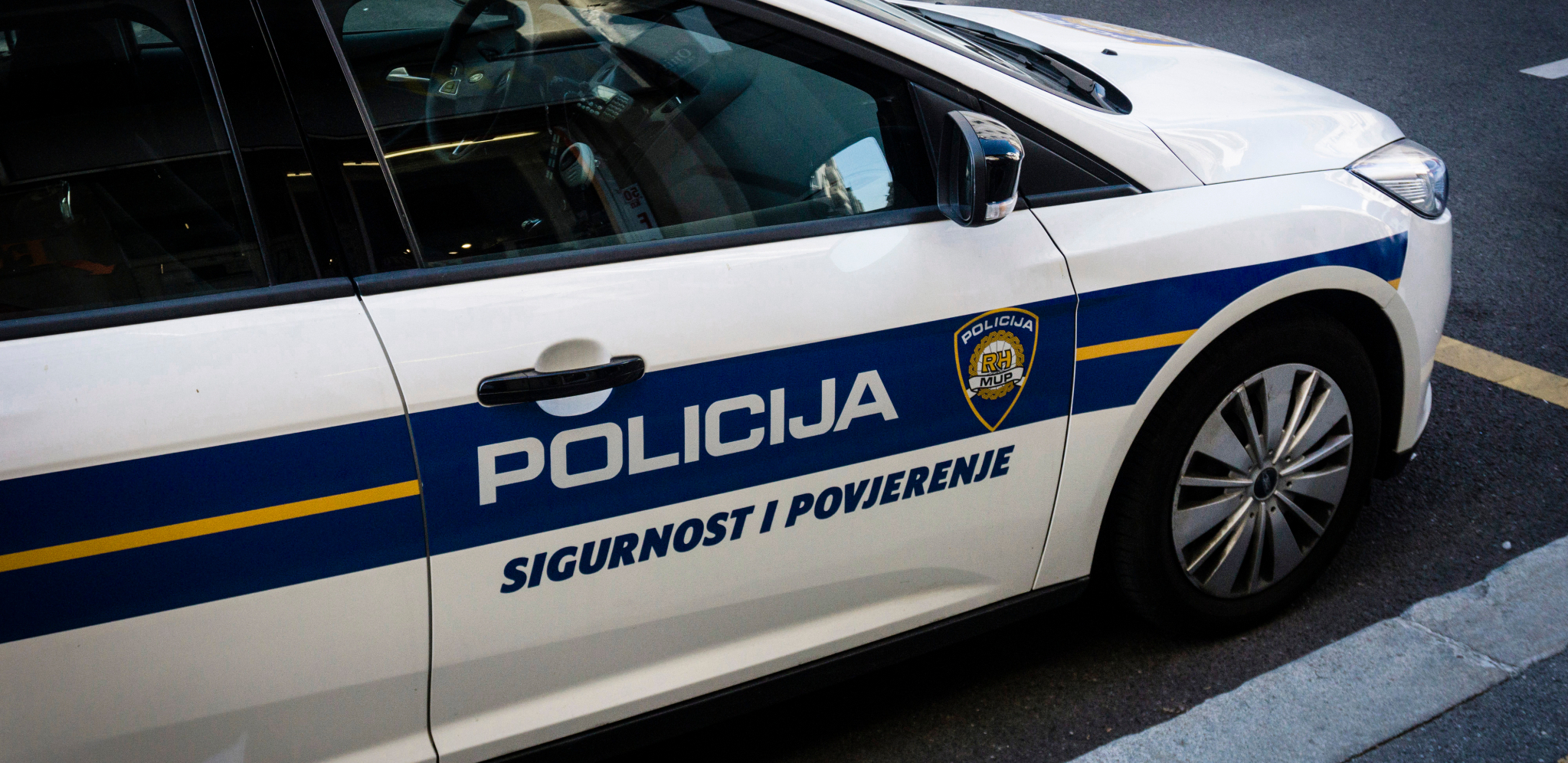 KAZNA Hrvatski policajci koji su tukli migrante suspendovani (VIDEO)