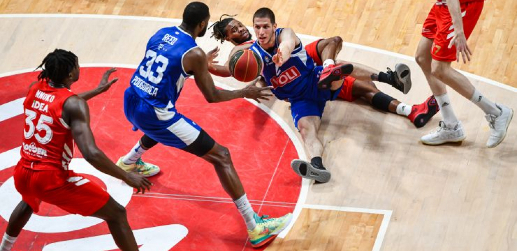 STRAŠNO Ne pamti se ovakav atak navijača na košarkaša Zvezde (FOTO)