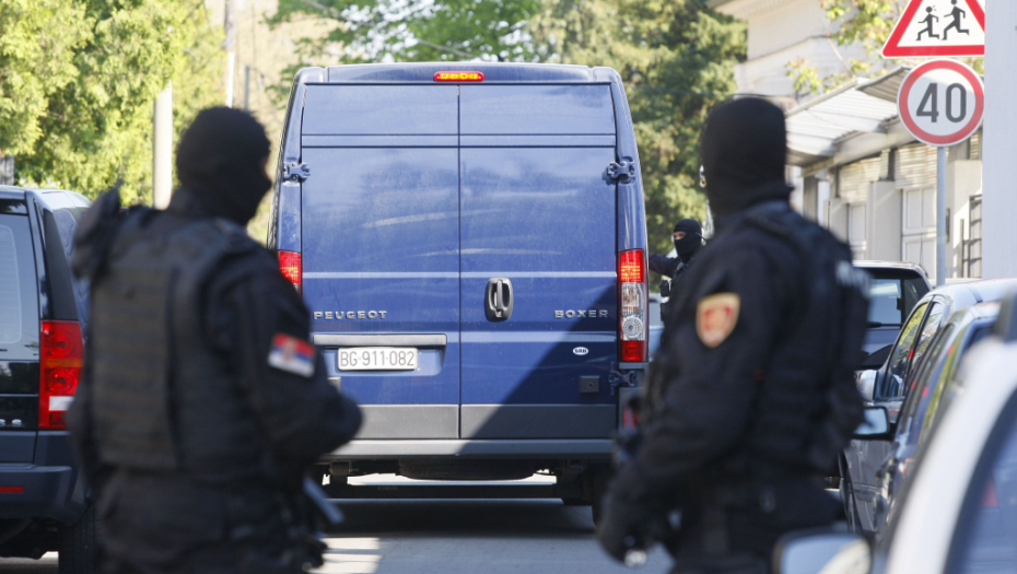 SUD U NOVOM SADU EVAKUISAN Anonimni muški glas preko slušalice upozorio na BOMBU!