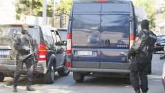 UHAPŠENA TROJKA ZBOG TUČE U INĐIJI Skinuli mladiću odeću, spalili je, udarali ga i tražili 2.000 evra