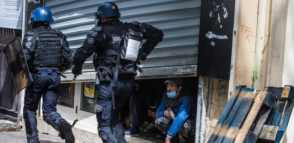 HAOS U BLIZINI PARIZA Vozilo se zaletelo u gužvu, helikopter spasava povređene (FOTO/VIDEO)