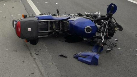 UŽASNA NESREĆA U BEOGRADU Sudar automobila i motora, motociklista leži nepomičan