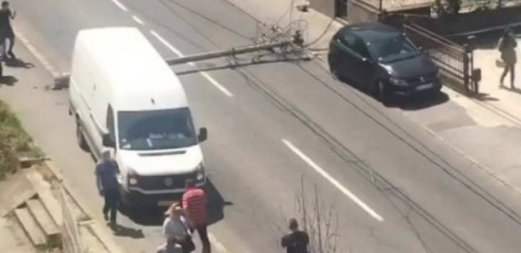 VIC DANA Bosanac i Crnogorac treba da izmere visinu bandere...