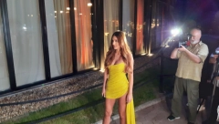 STIGLA SLAVLJENICA! Anastasiji sve seva ispod žute haljine! (FOTO)