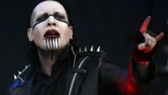 GAĐAO SNIMATELJKU SLINAMA! Kontroverzni pevač se predao policiji, evo koja mu kazna preti za brutalno iživljavanje i maltretiranje!