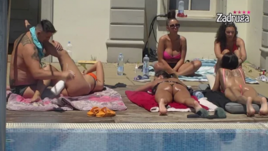 KRISTIJAN RUKAMA ZADOVOLJIO KRISTININE POTREBE Golubović pred svima mazao ljubavnicu po celom telu (FOTO)