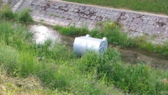 SULUD PRIZOR Automobilske gume u koritu reke