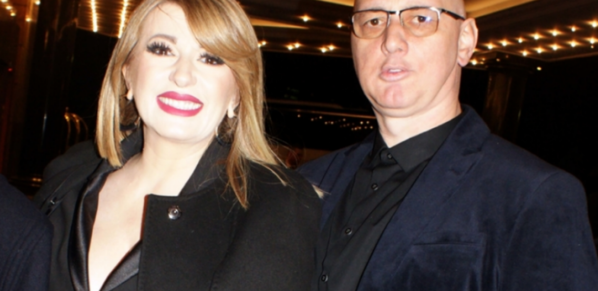 TAŠKE URLAO NA VIKI ZBOG STAJLINGA! Alo! paparaco uslikao bračni par tokom žustre rasprave, orila se ulica (FOTO)