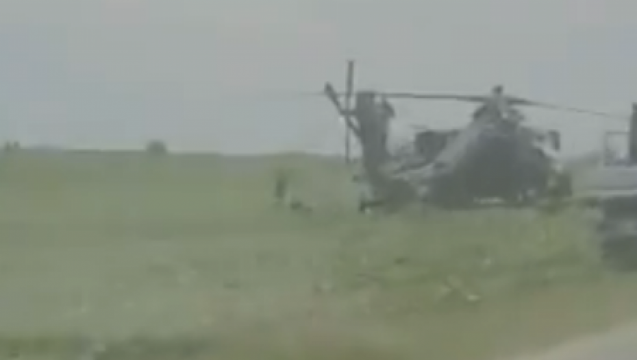 AMERIČKI HELIKOPTER ZAVRŠIO U KUKURUZU Rumuni se podsmevali: Da li imate goriva? (FOTO/VIDEO)