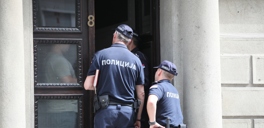 VAŽNO UPOZORENJE ZA NIŠLIJE Nepoznati muškarac po parkovima napada ljude oštrim predmetom s leđa!