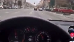 DOSAD NEVIĐENO BAHAĆENJE U STROGOM CENTRU BEOGRADA! Jurca pored zgrade Vlade 130 NA SAT, prolazi kroz crveno i sve snima mobilnim telefonom