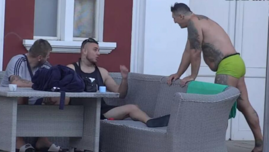 ON JE SE*SUALNI MANIJAK! Kristijan mahao polnim organom ispred zadrugara, oni pali u nesvest! (VIDEO)