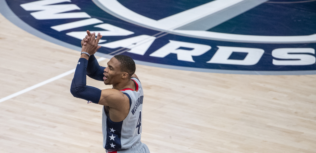 NEVIĐENA FRKA NBA zvezdu šestorica iz obezbeđenja jedva zadržala da mu "ne otkine glavu" (VIDEO)