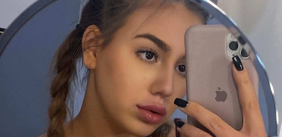 PROVOKATIVNIM IZDANJEM MAMI UZDAHE Ćerka Zdravka Čolića zapalila je društvene mreže novim fotkama u kupaćem kostimu (FOTO)